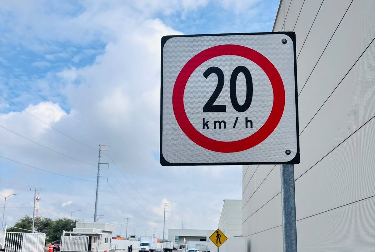 Señalamiento vial fabricado e instalado por Vertika Señales Viales en zona industrial