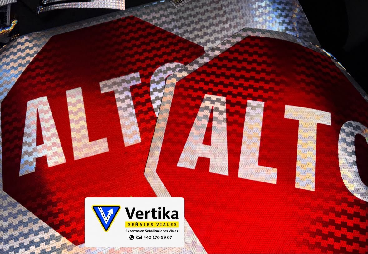 Equipo de producción para señalamiento vial en instalaciones de Vertika Señales Viales
