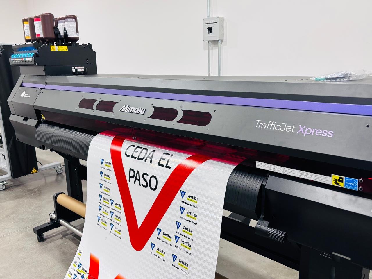 Impresión digital de señalamiento vial Ceda el Paso con tecnología TrafficJet Xpress de Vertika Señales Viales