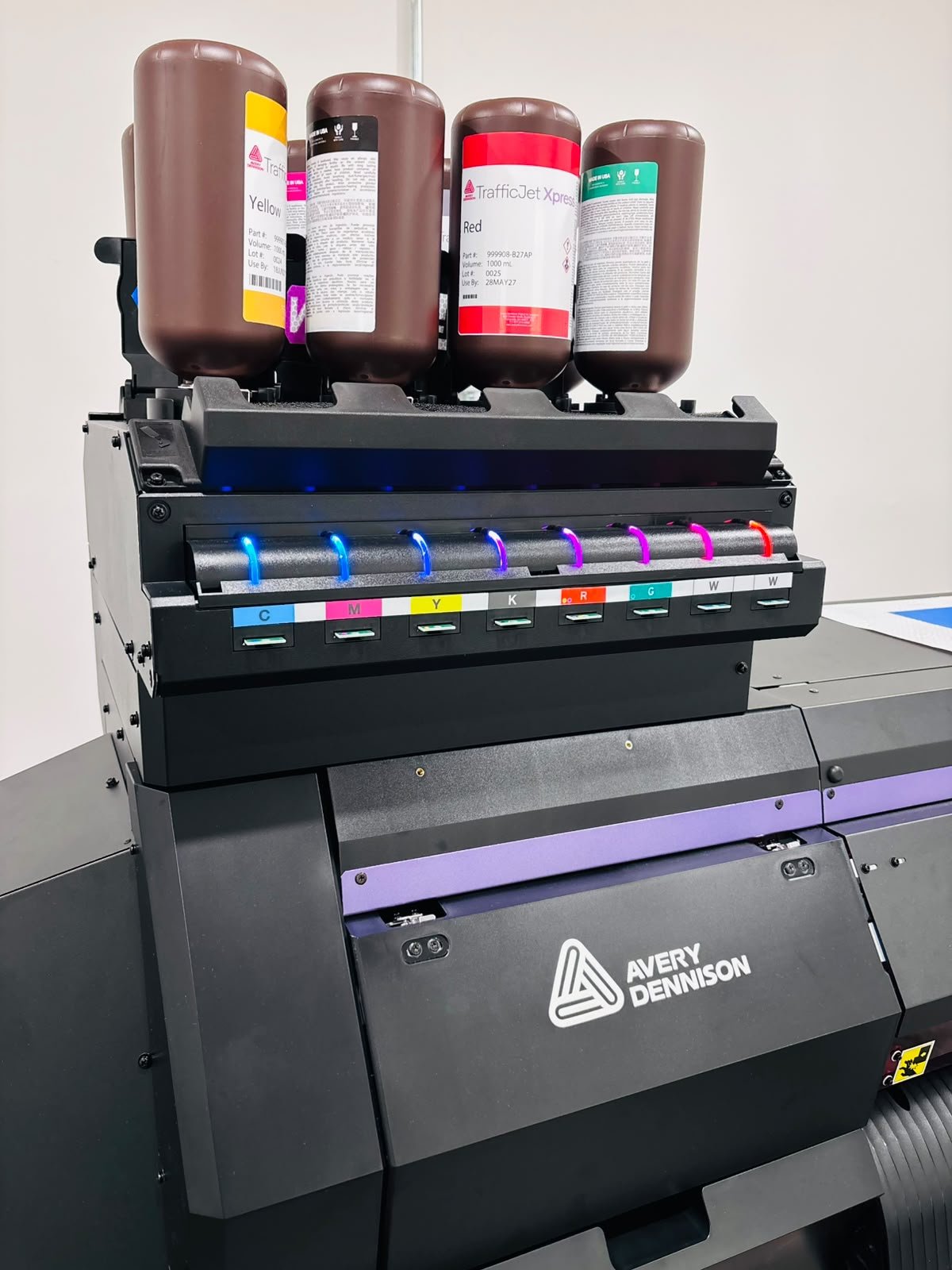 Sistema de tintas TrafficJet Xpress de Avery Dennison utilizado por Vertika Señales Viales